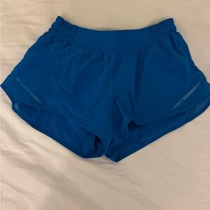 Lululemon 2.5 inch hotty hot shorts in poolside size 8